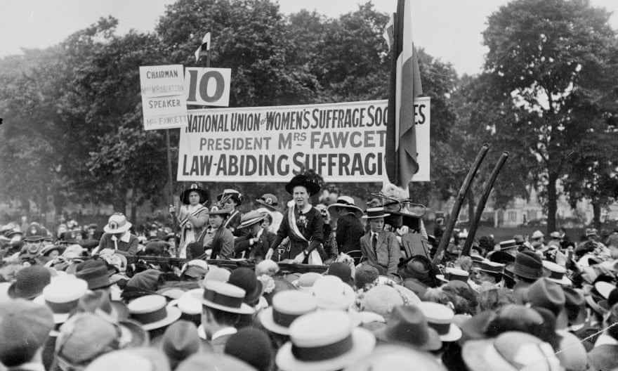 Millicent Fawcett spricht bei einem Suffragettentreffen im Londoner Hyde Park.