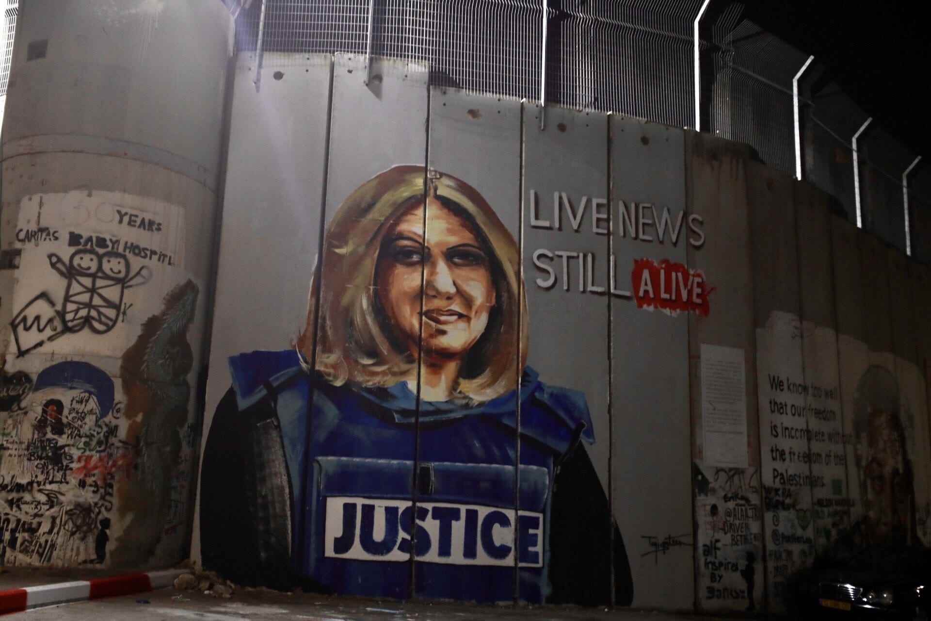 Plakate der Al-Jazeera-Journalistin Shireen Abu Akleh, die von israelischen Streitkräften getötet wurde, sind während der Vorbereitungen für den Besuch von US-Präsident Joe Biden am 14. Juli 2022 in Bethlehem im Westjordanland zu sehen