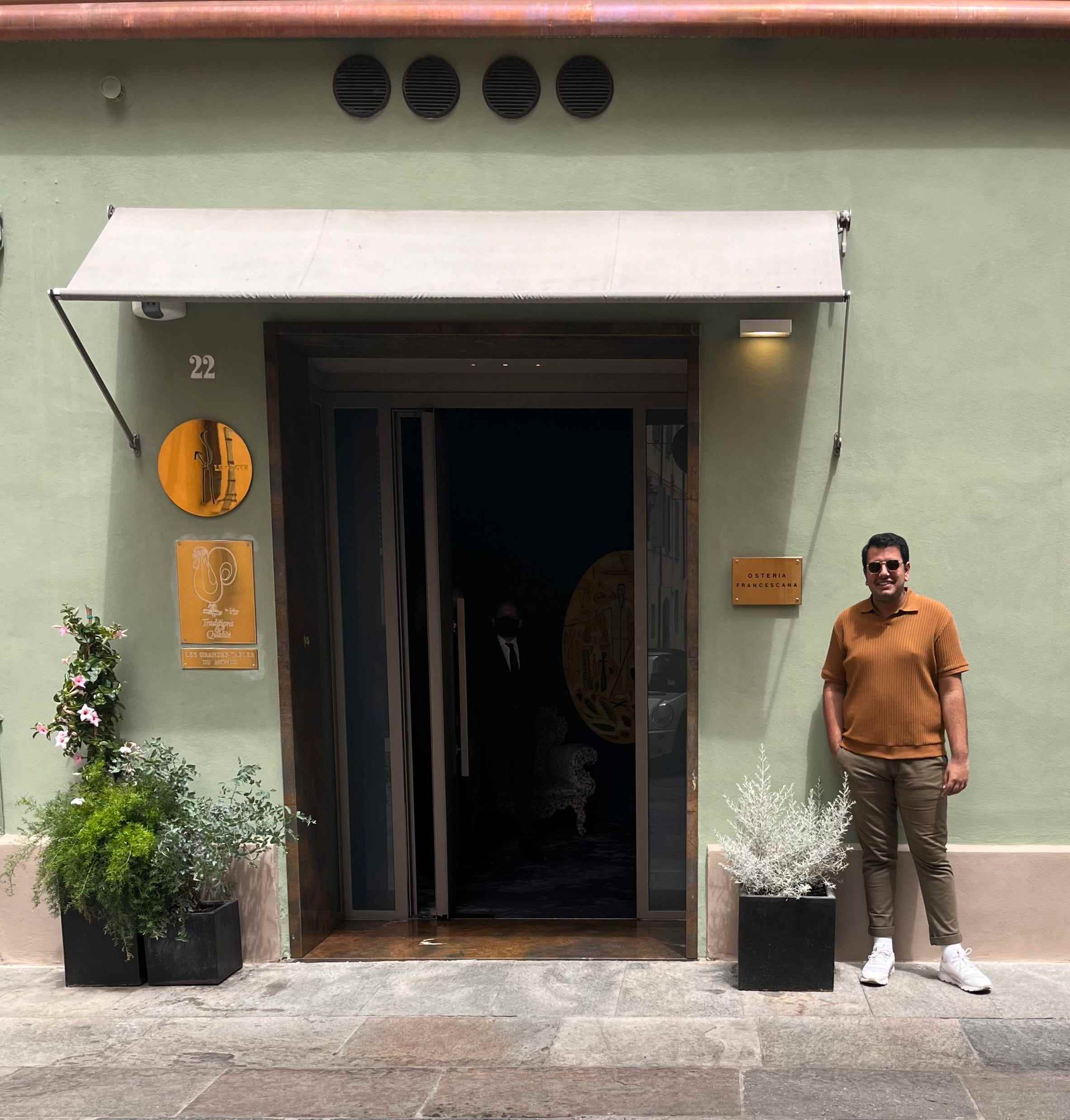Der Schriftsteller neben dem Eingang zur Osteria Francescana