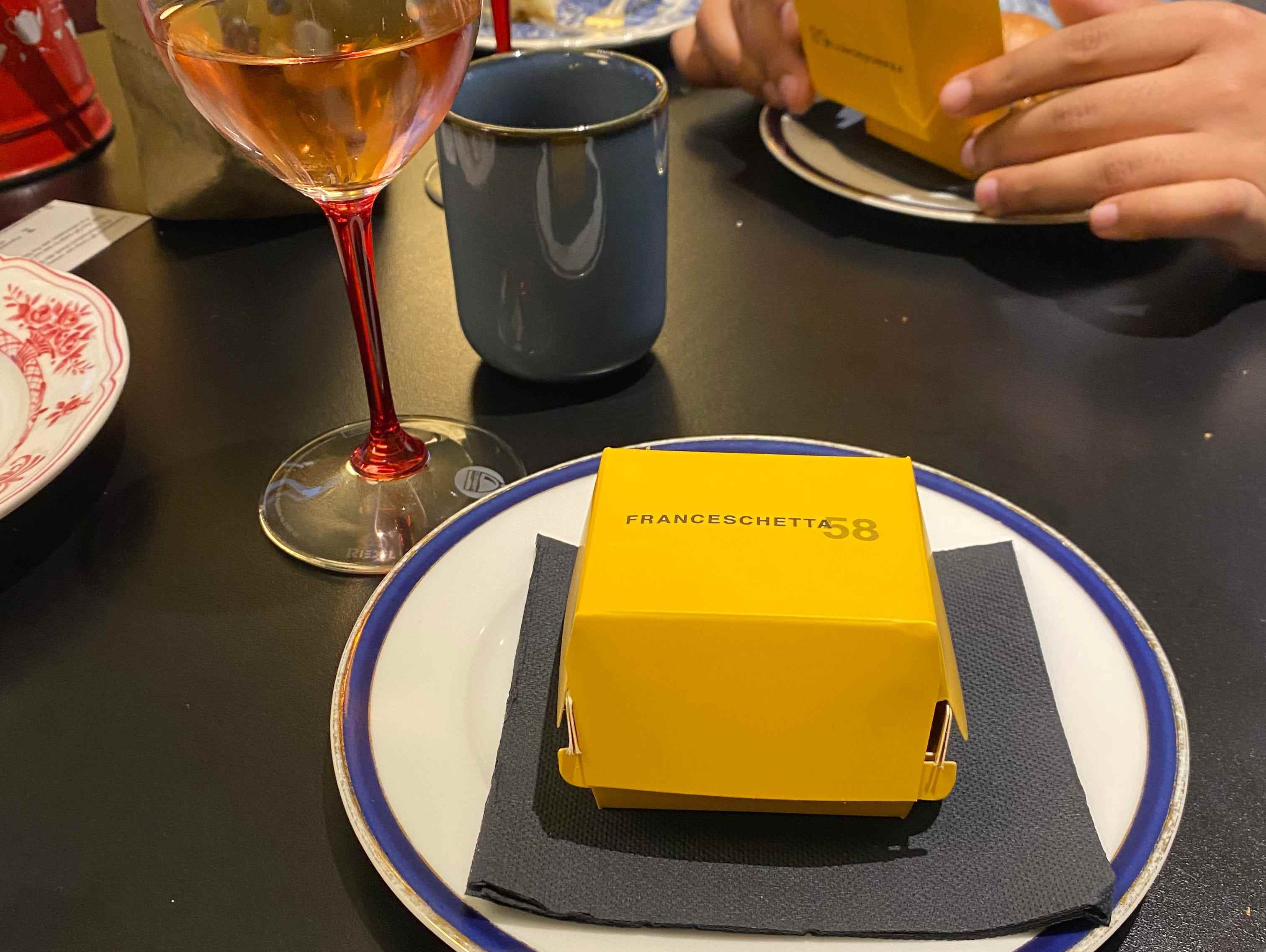 Die gelbe Burgerbox von Franceschetta58 auf einem Teller
