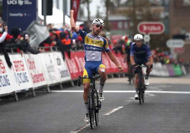 Kamiel Bonneu feiert den Sieg bei der dritten Etappe der Tour of Britain.