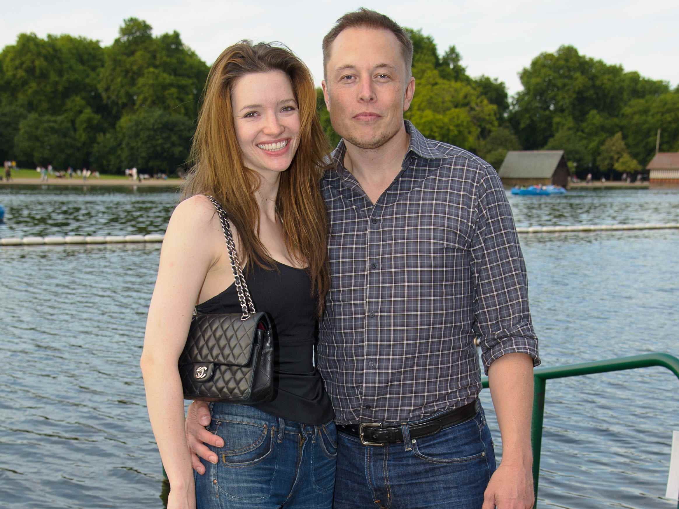 Talulah Riley und Elon Musk besuchen die Schwimmparty des Chucs Dive & Mountain Shop in Serpentine am 4. Juli 2011 in London, England.