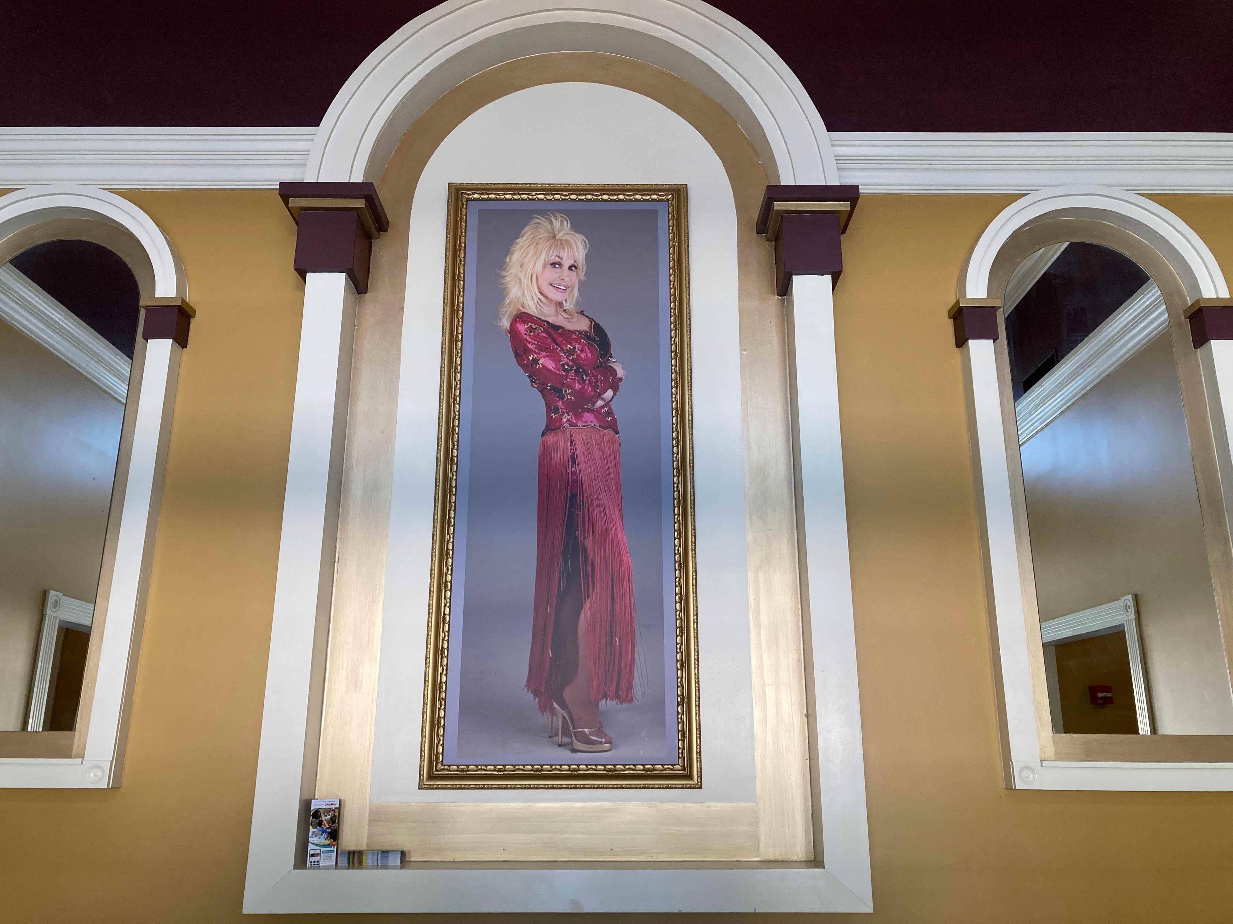 Ein großes Fotoposter von Dolly Parton bei Dollywood.