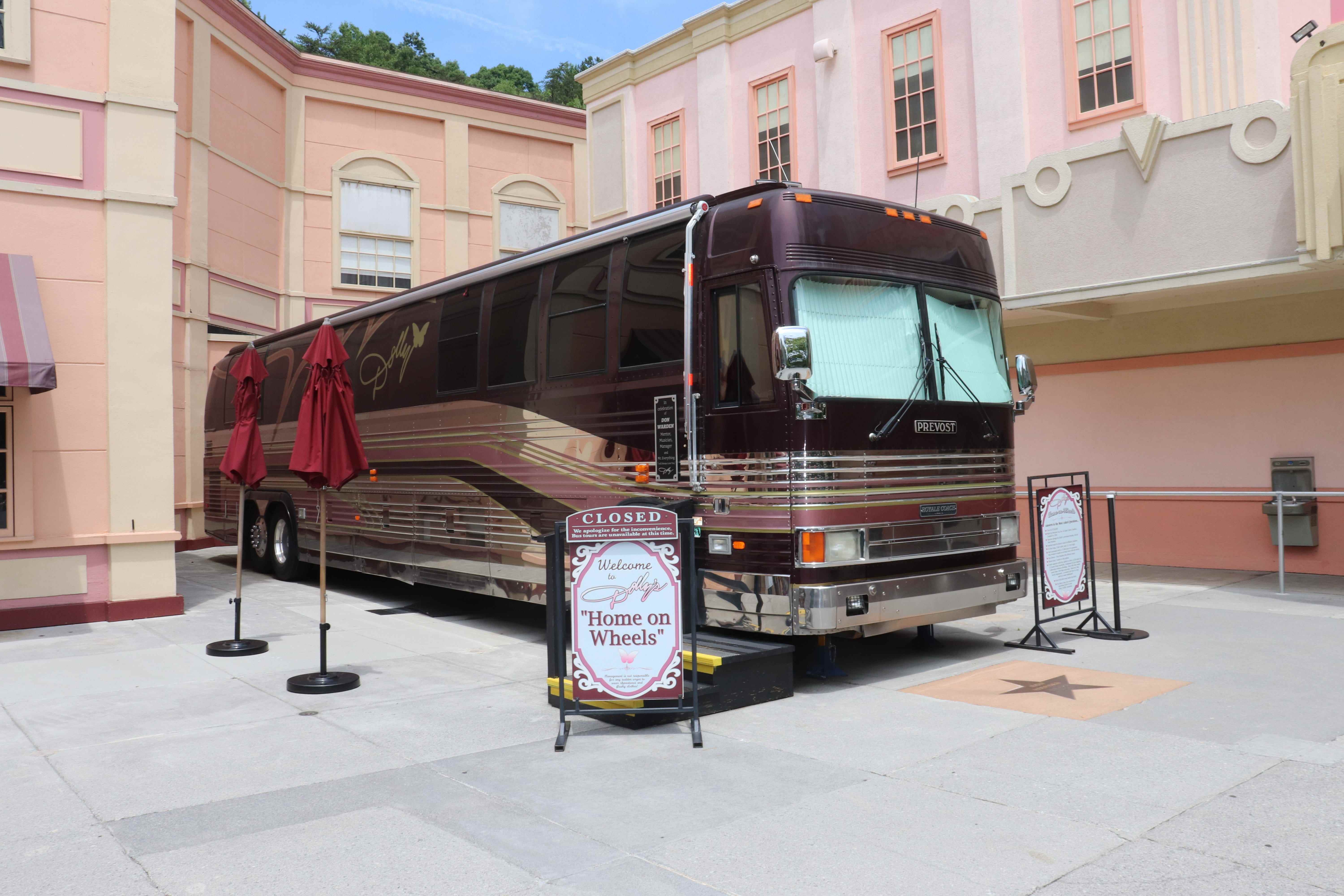 Dolly Partons Tourbus parkte in Dollywood.
