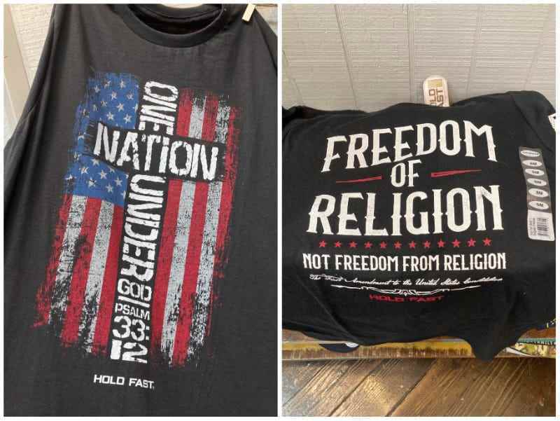 Bei Dollywood zum Verkauf stehende Hemden mit der Aufschrift „Eine Nation unter Gott“ und „Religionsfreiheit, nicht Religionsfreiheit“.