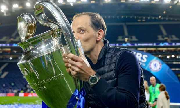 Thomas Tuchel küsst den Champions-League-Pokal, nachdem er ihn im Mai 2021 mit Chelsea gewonnen hat.
