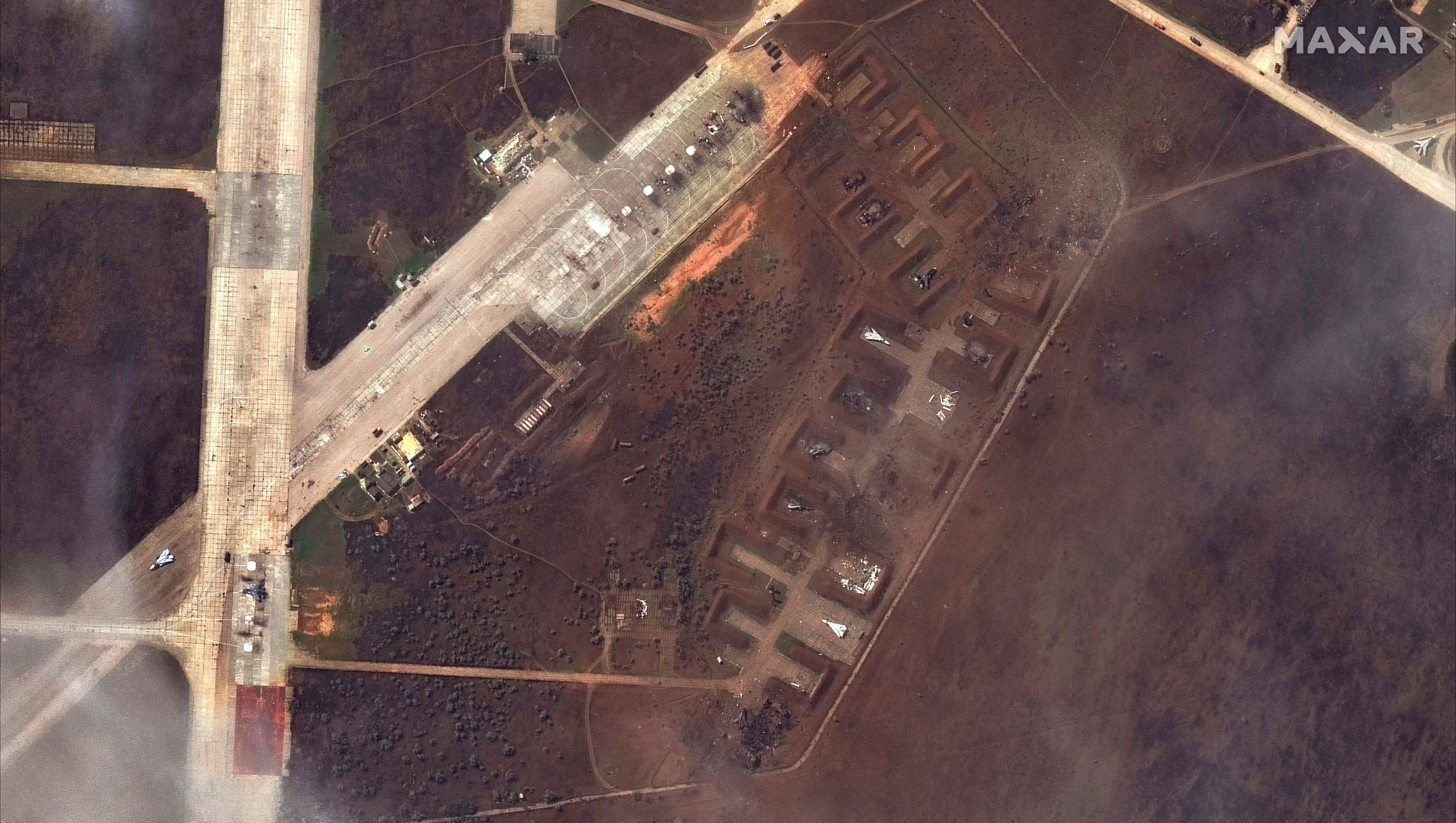 Ein Überblick über beschädigte Flugzeuge auf dem Luftwaffenstützpunkt Saki nach dem Angriff in Novofedorivka, Krim, 10. August 2022.