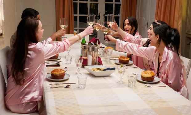 Stars von Real Girlfriends in Paris bei einer Dinnerparty 
