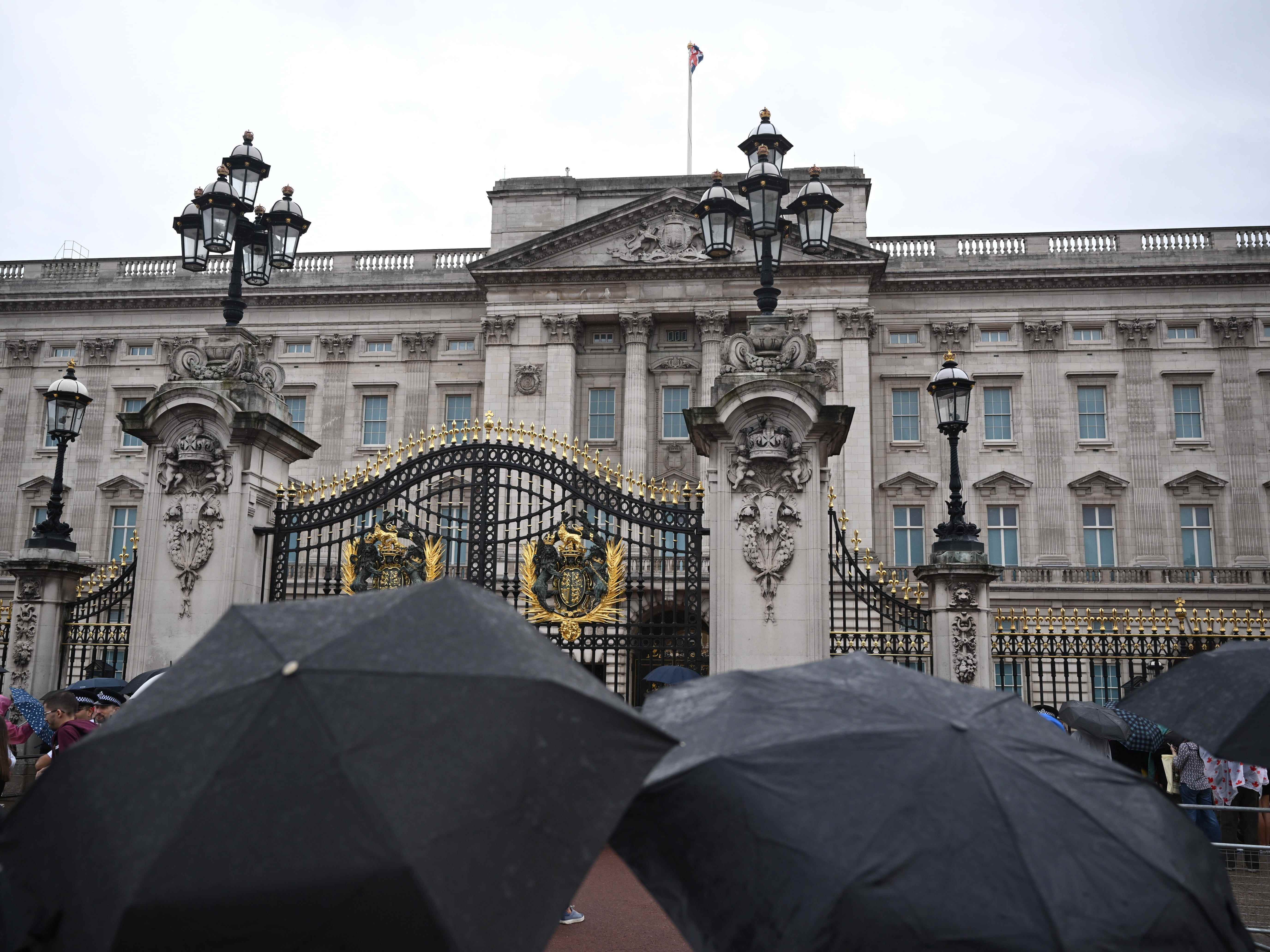 Mitglieder der Öffentlichkeit vor den Toren des Buckingham Palace am 8. September 2022 in London, England.