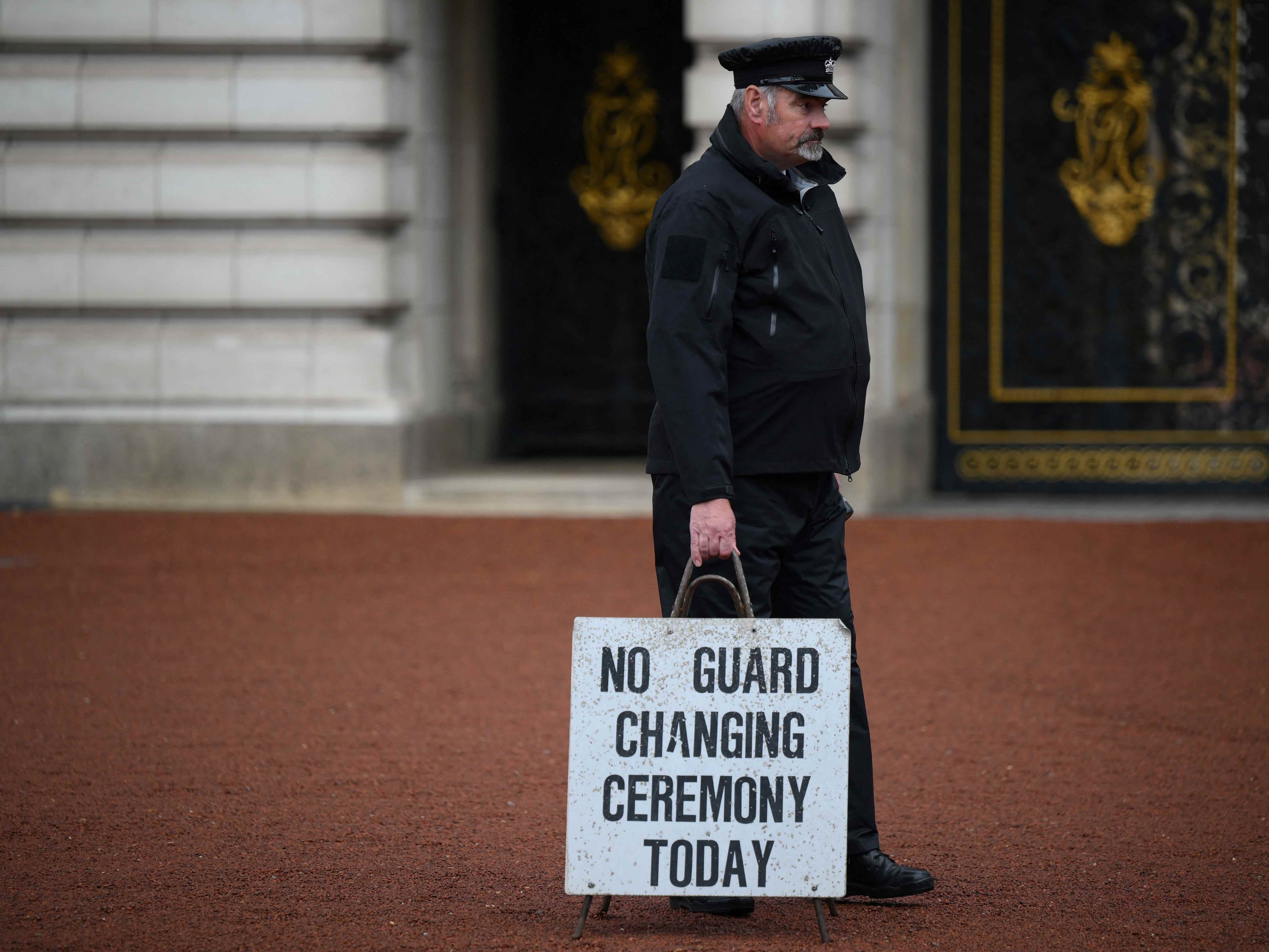 Vor dem Buckingham Palace steht ein Schild mit der Aufschrift „heute keine Wachablösung“, da Ärzte ihre Besorgnis über die Gesundheit der Königin zum Ausdruck bringen.