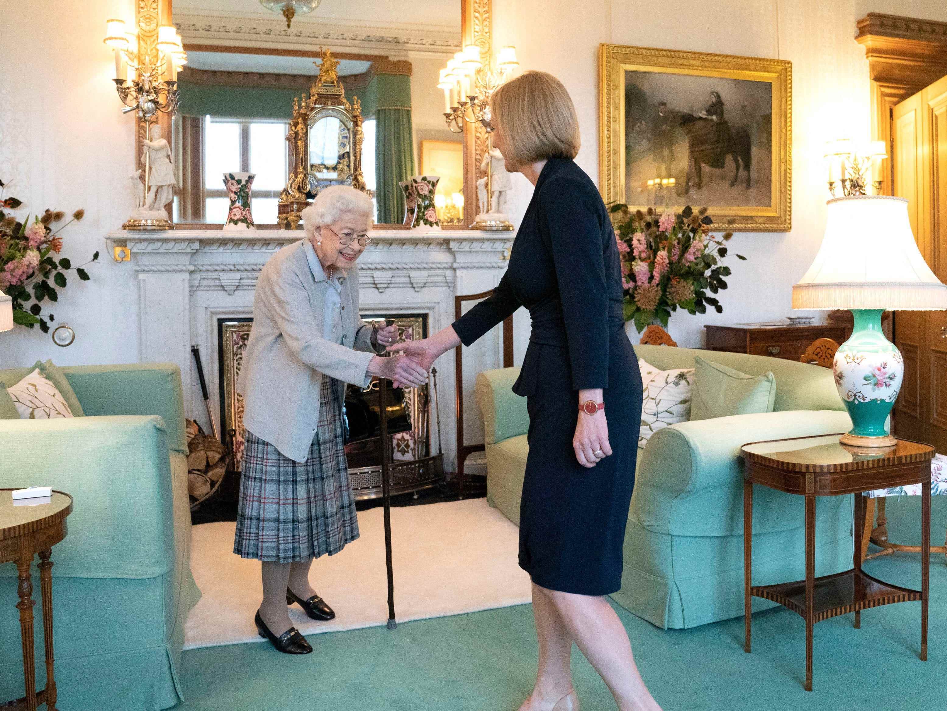 Die britische Königin Elizabeth II., die neue Vorsitzende der Konservativen Partei und die gewählte britische Premierministerin Liz Truss treffen sich am 6. September 2022 in Balmoral Castle in Ballater, Schottland, wo die Königin Truss einlud, eine Regierung zu bilden.