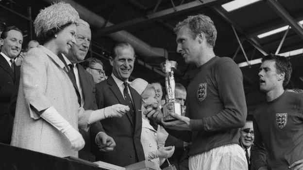 Die Queen überreicht Bobby Moore die WM 1966
