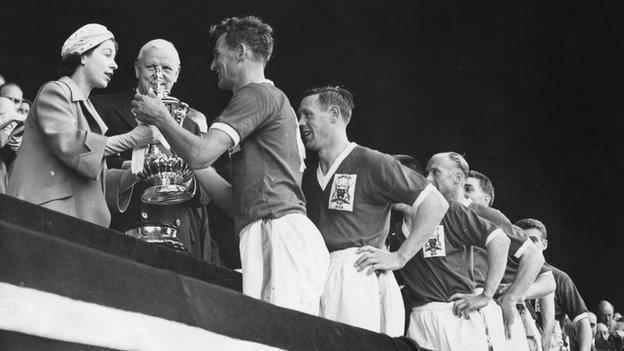 1959 überreicht die Queen dem Kapitän von Nottingham Forest, Jack Burkitt, den FA Cup