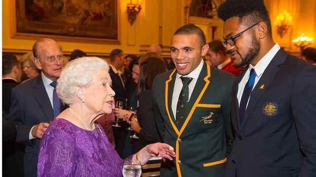 Die Queen mit Bryan Habana und Henry Speight vor der Rugby-Weltmeisterschaft 2015