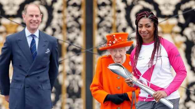 Im Oktober startete die Königin vor der Veranstaltung in Birmingham im Jahr 2022 eine weltweite Staffelung des Staffelstabs der Commonwealth Games. Sie übergab ihn an die paralympische Goldmedaillengewinnerin Kadeena Cox, die ihn auf der ersten Etappe seiner Reise trug.