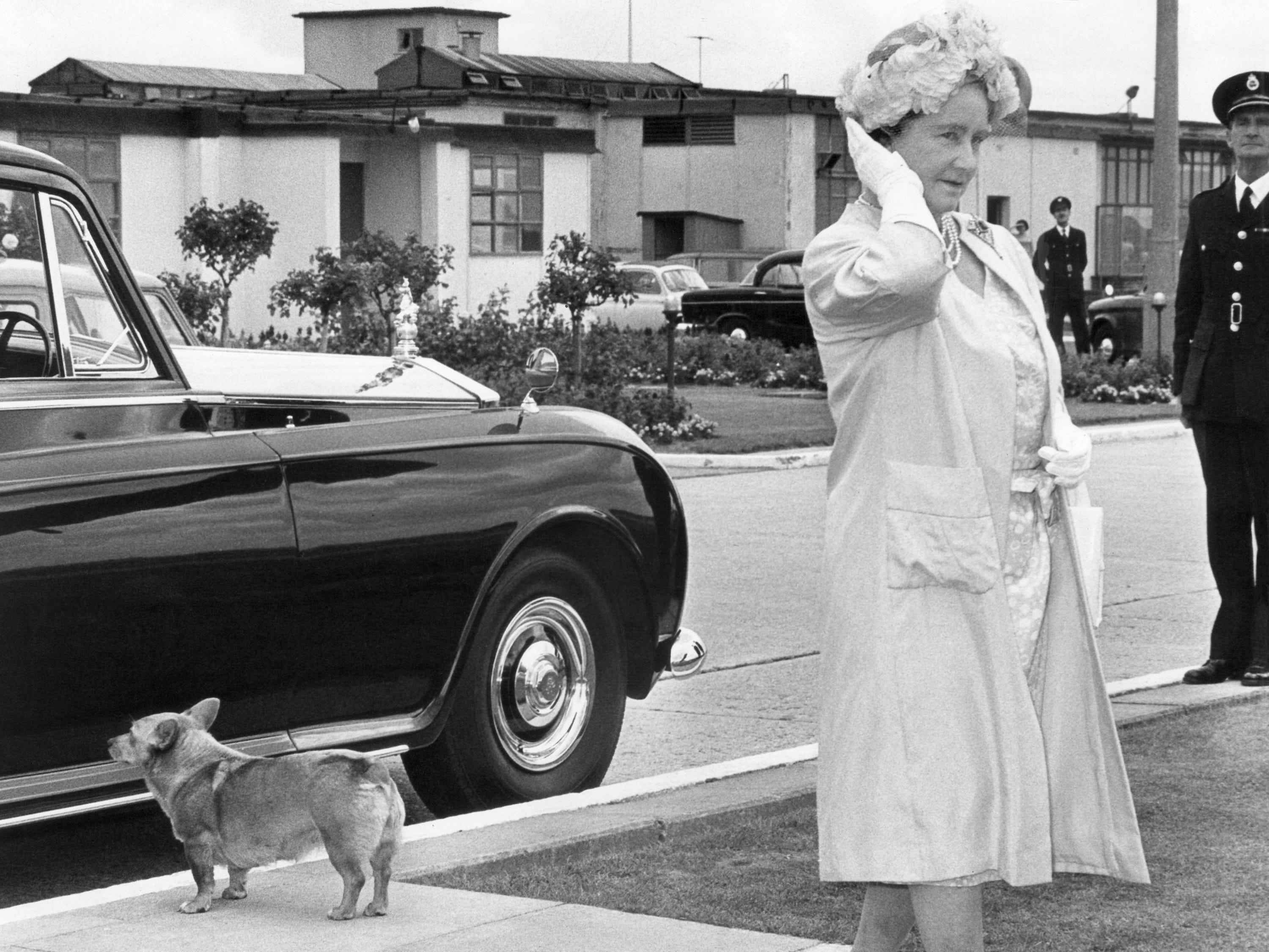 Die Königinmutter mit einem Corgi im Jahr 1963.