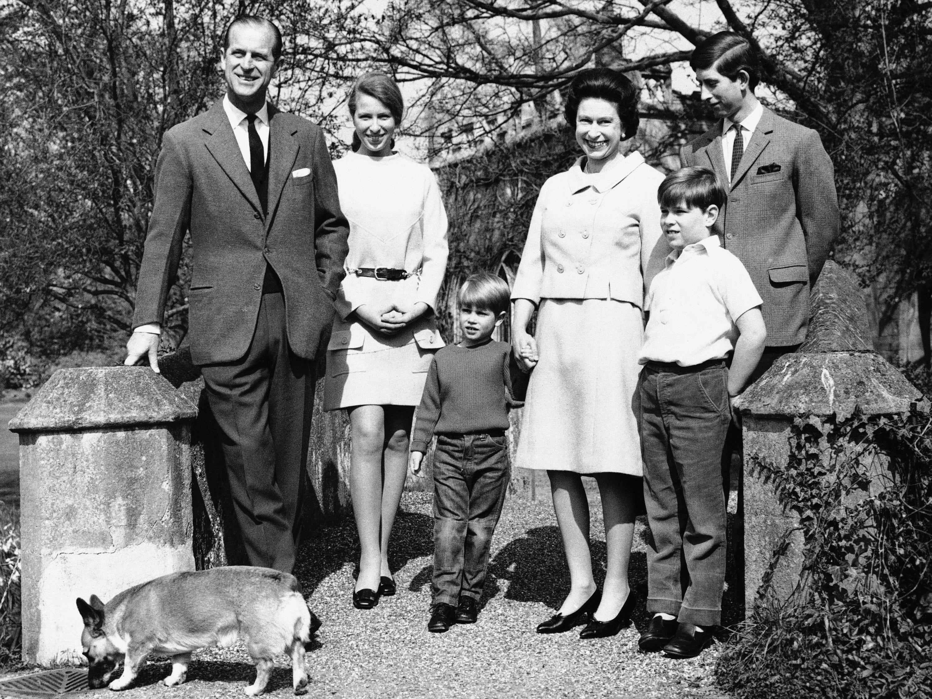 Ein Schwarz-Weiß-Foto der königlichen Familie mit einem Corgi