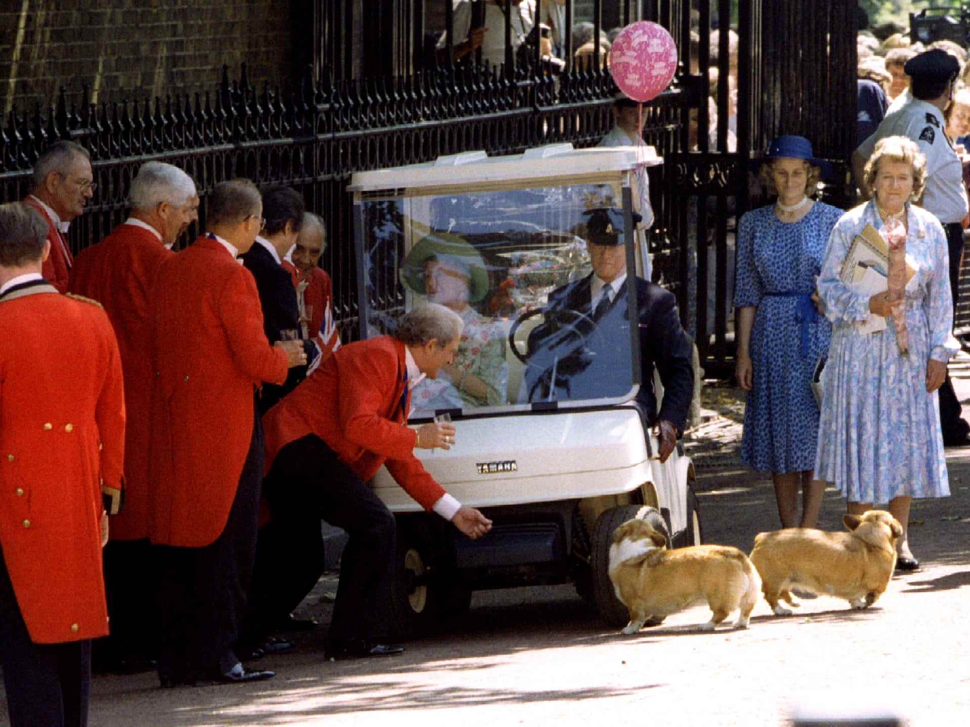 Die Königinmutter mit einem Corgi im Jahr 1995.