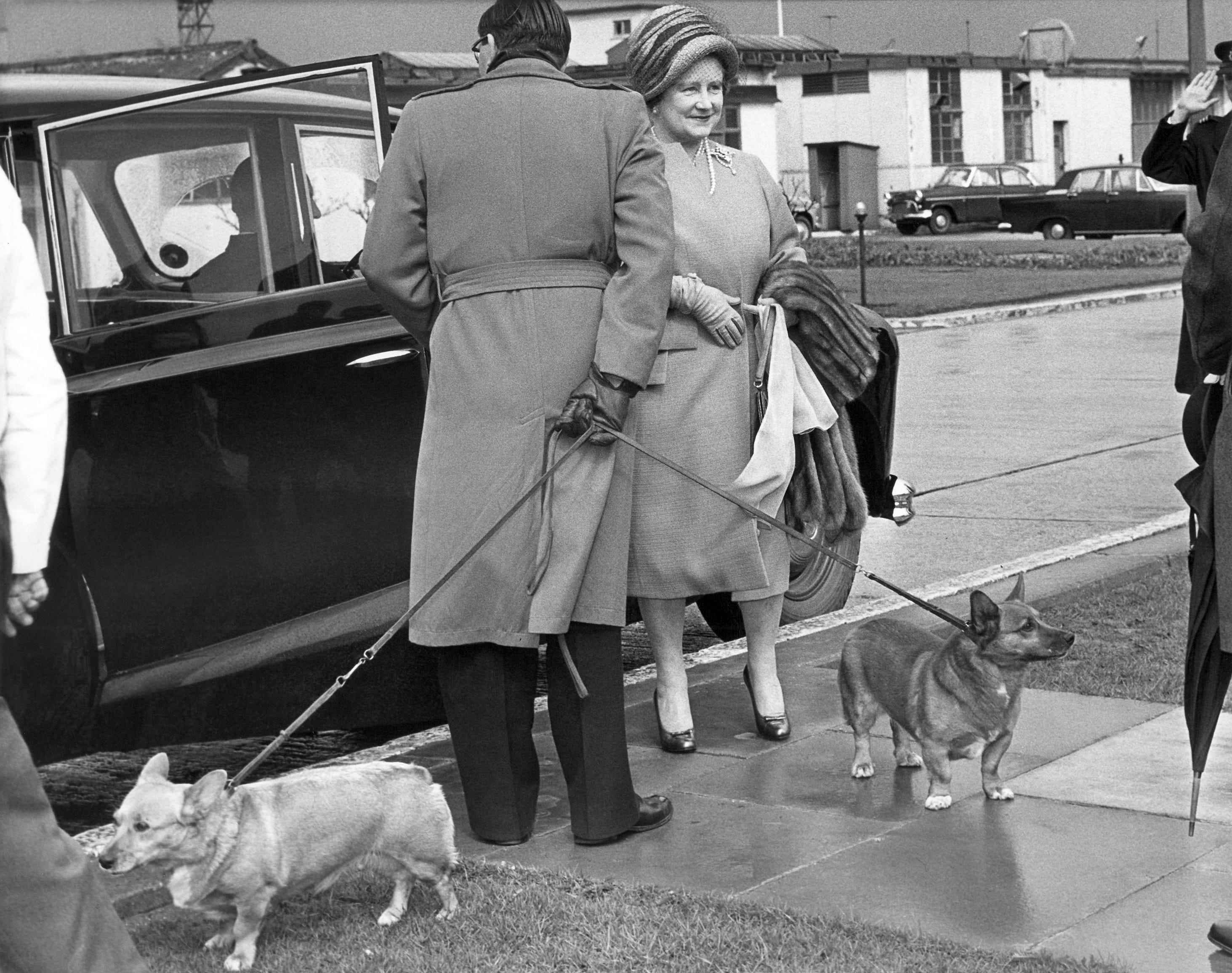 Die Königinmutter mit einem Corgi im Jahr 1963.