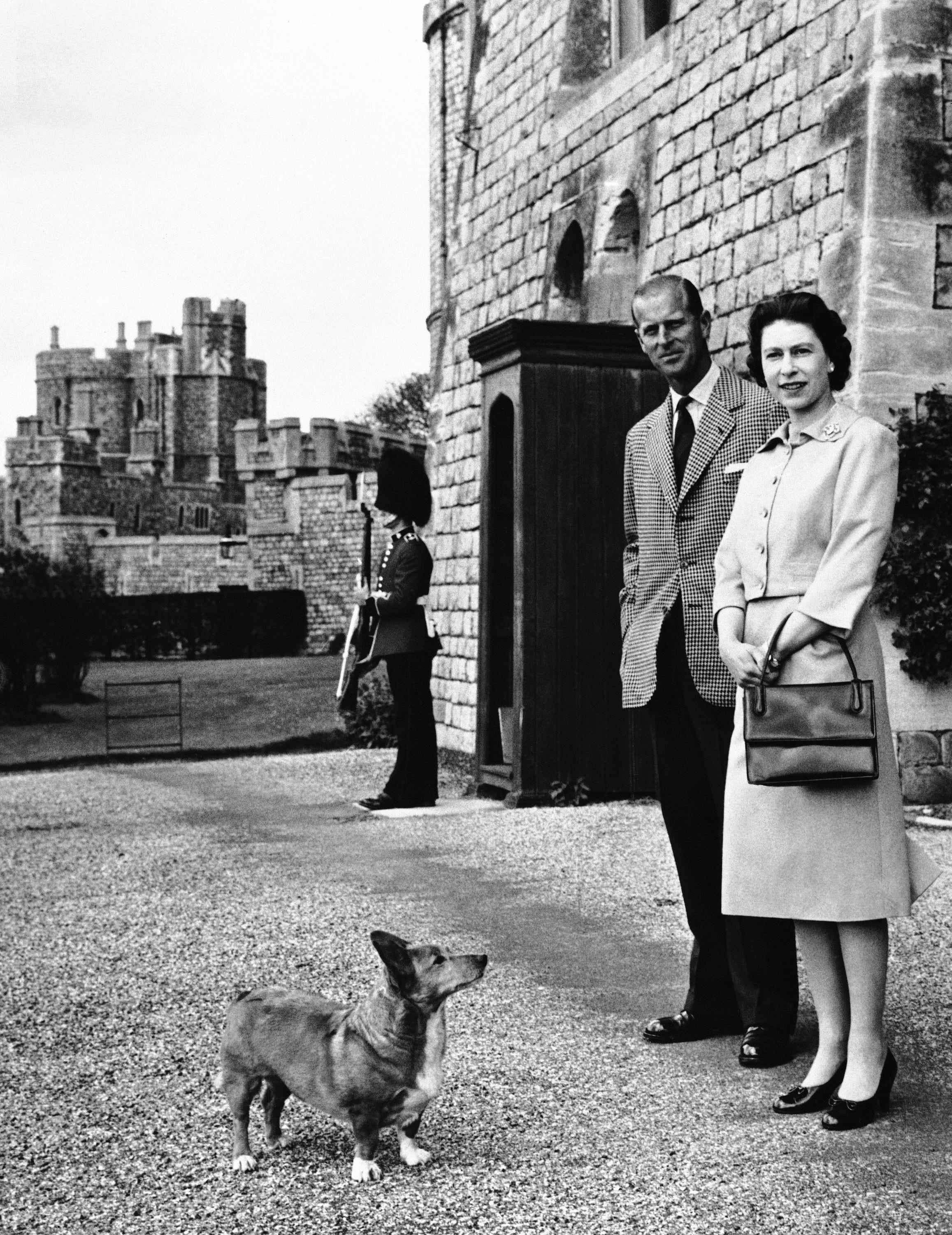 Queen Elizabeth und Prinz Philip mit einem Corgi im Jahr 1959.