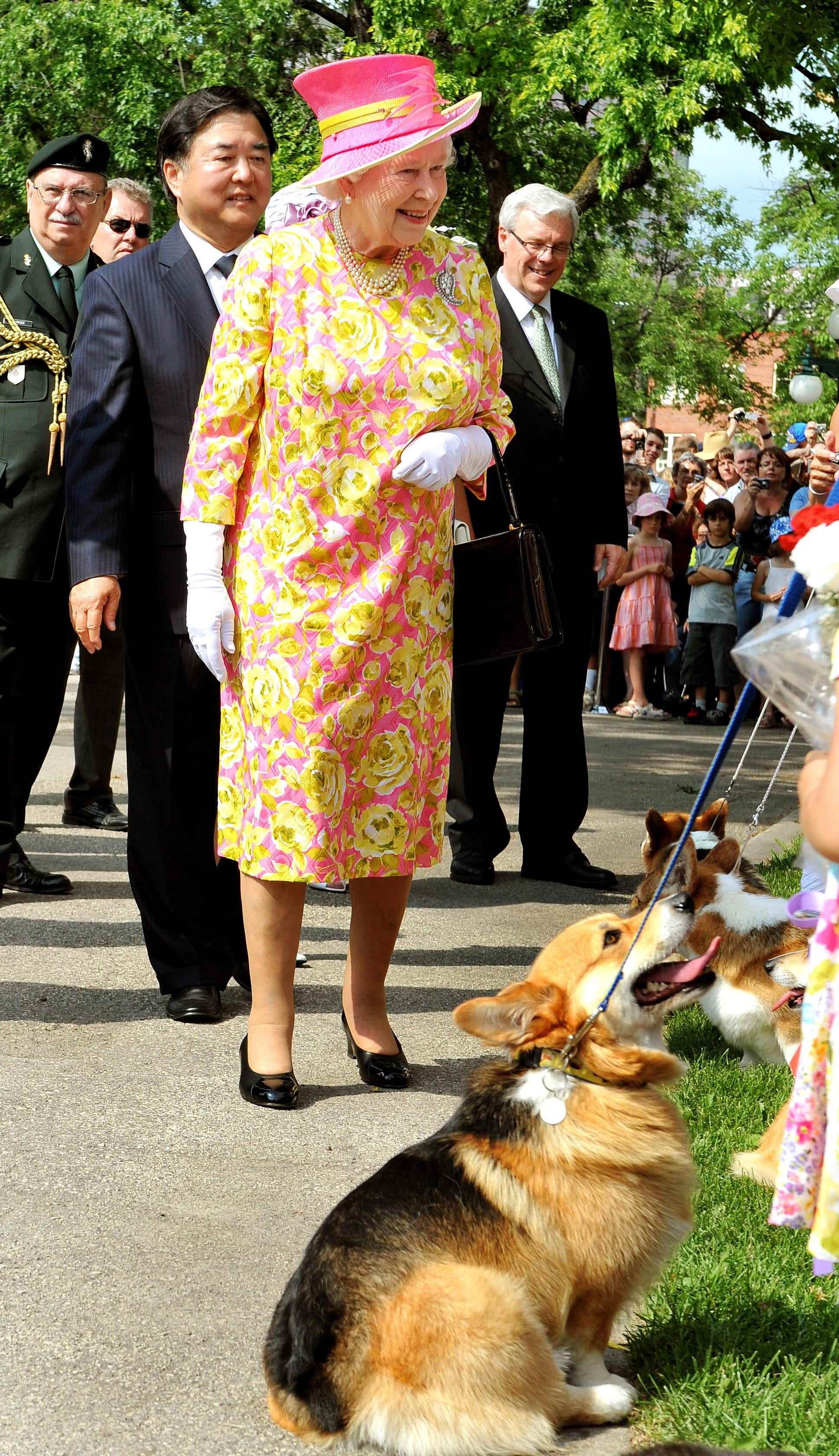 Queen Elizabeth mit Corgi-Besitzern im Jahr 2010.