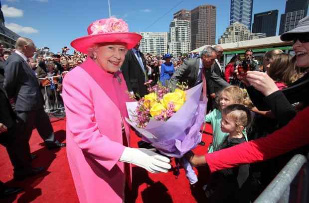 Königin Elizabeth II. begrüßt am 26. Oktober während ihres Besuchs in Australien 2011 eine große Menschenmenge auf dem Federation Square in Melbourne.