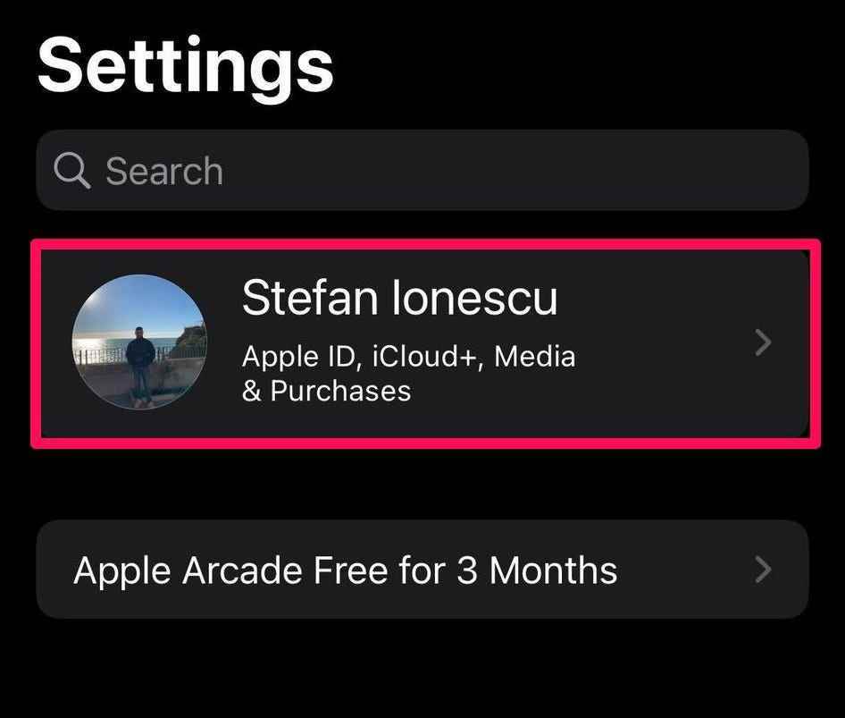 Die Einstellungen-App auf dem iPhone, mit dem Teil, um auf Ihren Namen zu tippen, um auf die Apple-ID-Seite zuzugreifen, ist hervorgehoben.