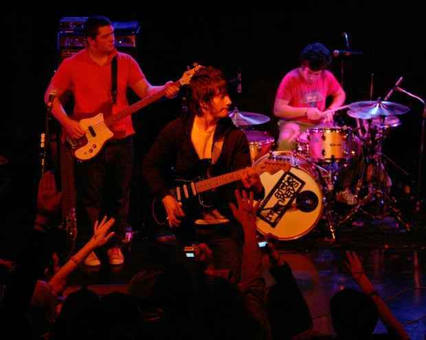 Arctic Monkeys treten 2006 im Paradise Rock Club in Boston auf.
