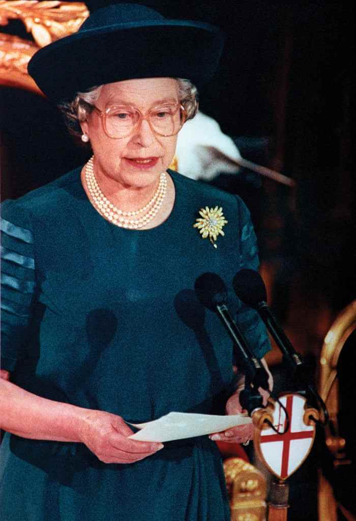 Königin Elizabeth II hält ihre Rede nach einem Mittagessen in der Guildhall zum 40. Jahrestag ihrer Thronbesteigung.
