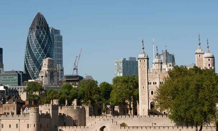 Der Tower of London mit dem Gherkin-Gebäude im Hintergrund in der City of London, England.D5RF8B Der Tower of London mit dem Gherkin-Gebäude im Hintergrund in der City of London, England.