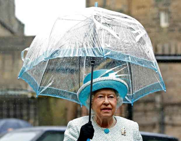 Die Queen hält im Mai 2015 in Lancaster einen durchsichtigen Regenschirm.