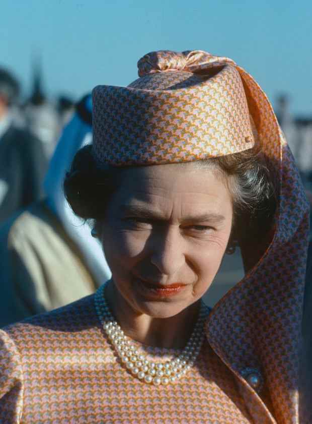 Die Königin kommt im Februar 1979 während einer Rundreise durch die Golfstaaten in Kuwait an.