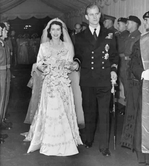 Die Königin, damals Prinzessin Elizabeth, geht mit Prinz Philip bei ihrer Hochzeit im Jahr 1947 den Gang der Westminster Abbey entlang.