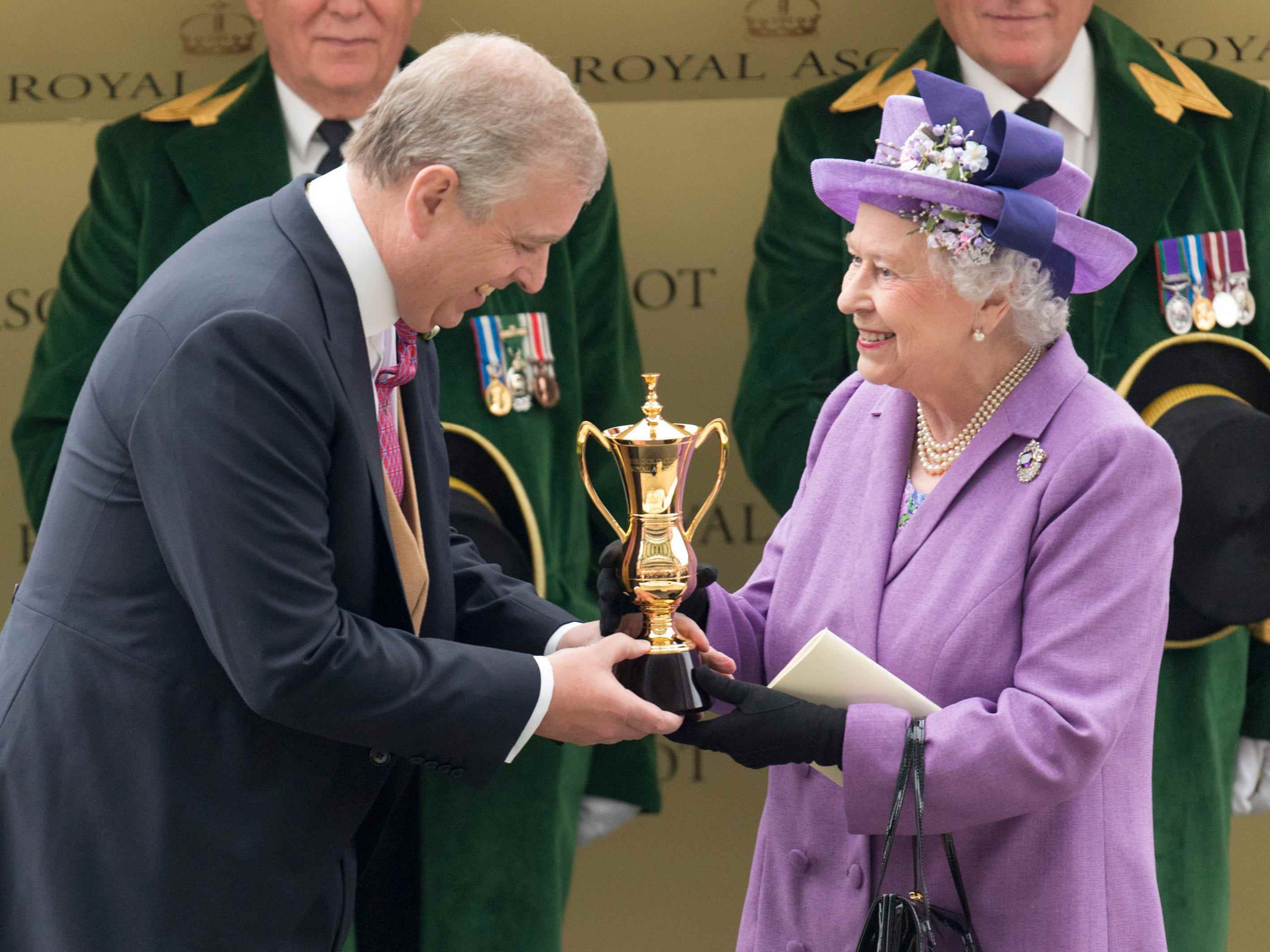 Königin Elizabeth nimmt eine Trophäe entgegen.