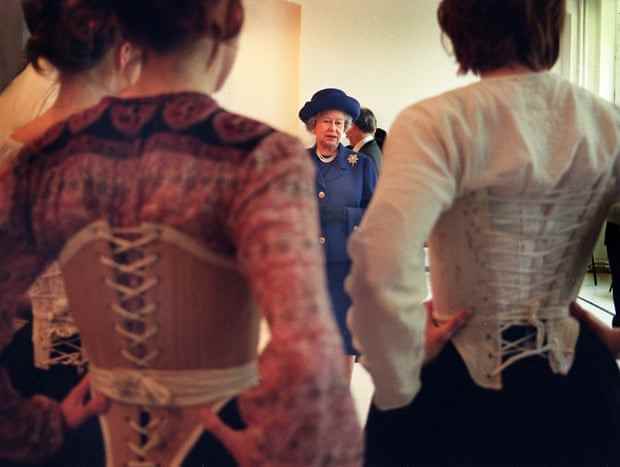 Königin Elizabeth II. bewundert die Kostüme, die Rada-Studenten im März 1999 im Rahmen einer Tournee durch Londons Theater trugen.