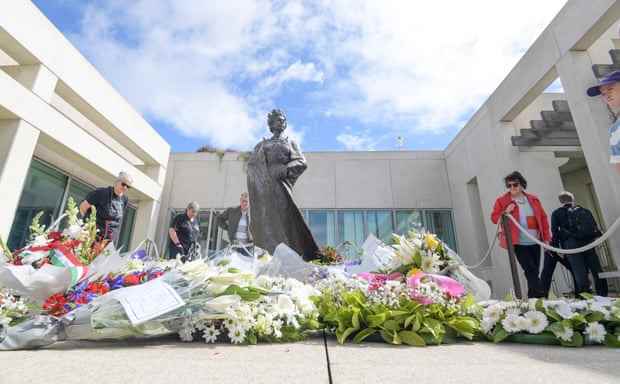 Kränze werden um die Statue von Queen Elizabeth II im Parliament House in Canberra niedergelegt