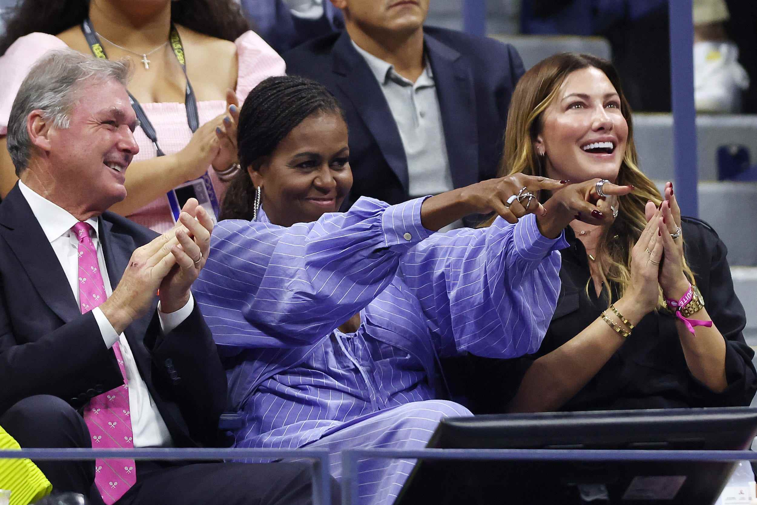 Die ehemalige First Lady Michelle Obama unterstützt die Amerikanerin Frances Tiafoe während seines Halbfinalspiels bei den US Open.