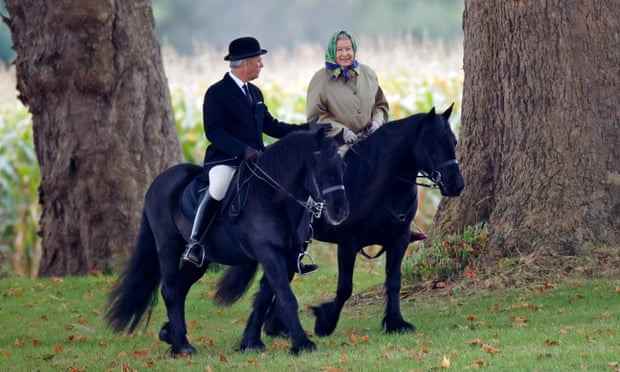 Queen Elizabeth II, begleitet von ihrem Gestüt Terry Pendry auf Schloss Windsor im Jahr 2008.