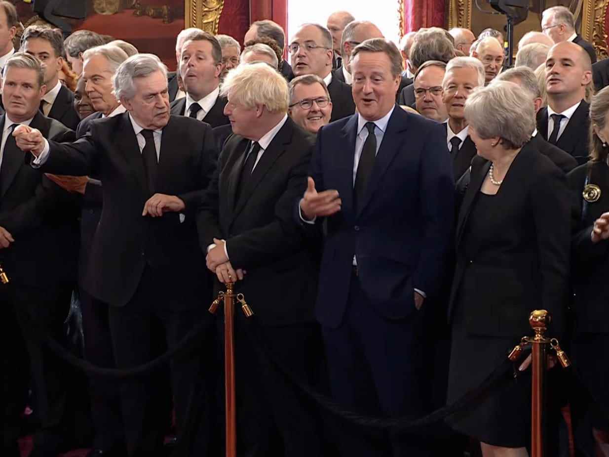 Ehemalige britische Premierminister standen bei der Zeremonie in der ersten Reihe.