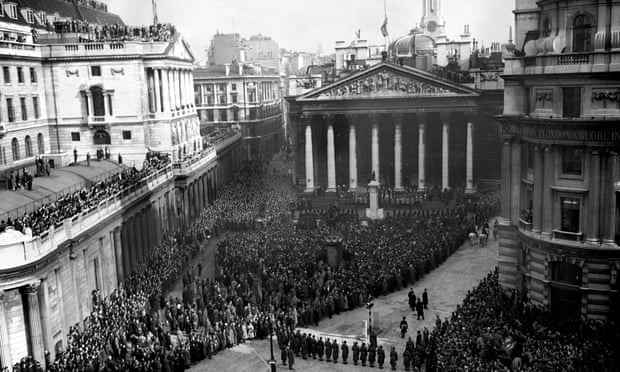 Menschenmassen versammeln sich an der Royal Exchange, um die Verlesung der Proklamation des Beitritts von Königin Elizabeth II. im Jahr 1952 zu hören.
