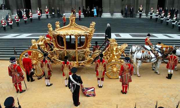 Die Königin betritt die St. Paul's Cathedral, nachdem sie 2002 zum goldenen Jubiläumsgottesdienst der Danksagung eingetroffen war.