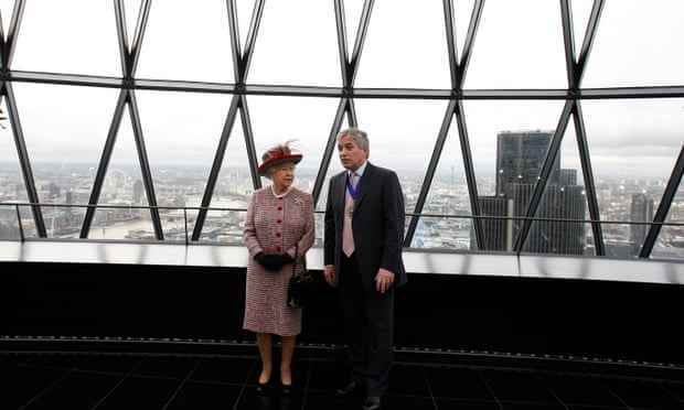 Die Königin spricht mit dem damaligen Oberbürgermeister von London, Nick Anstee, während eines Empfangs im 30 St Mary Axe, the Gherkin, im Jahr 2010.