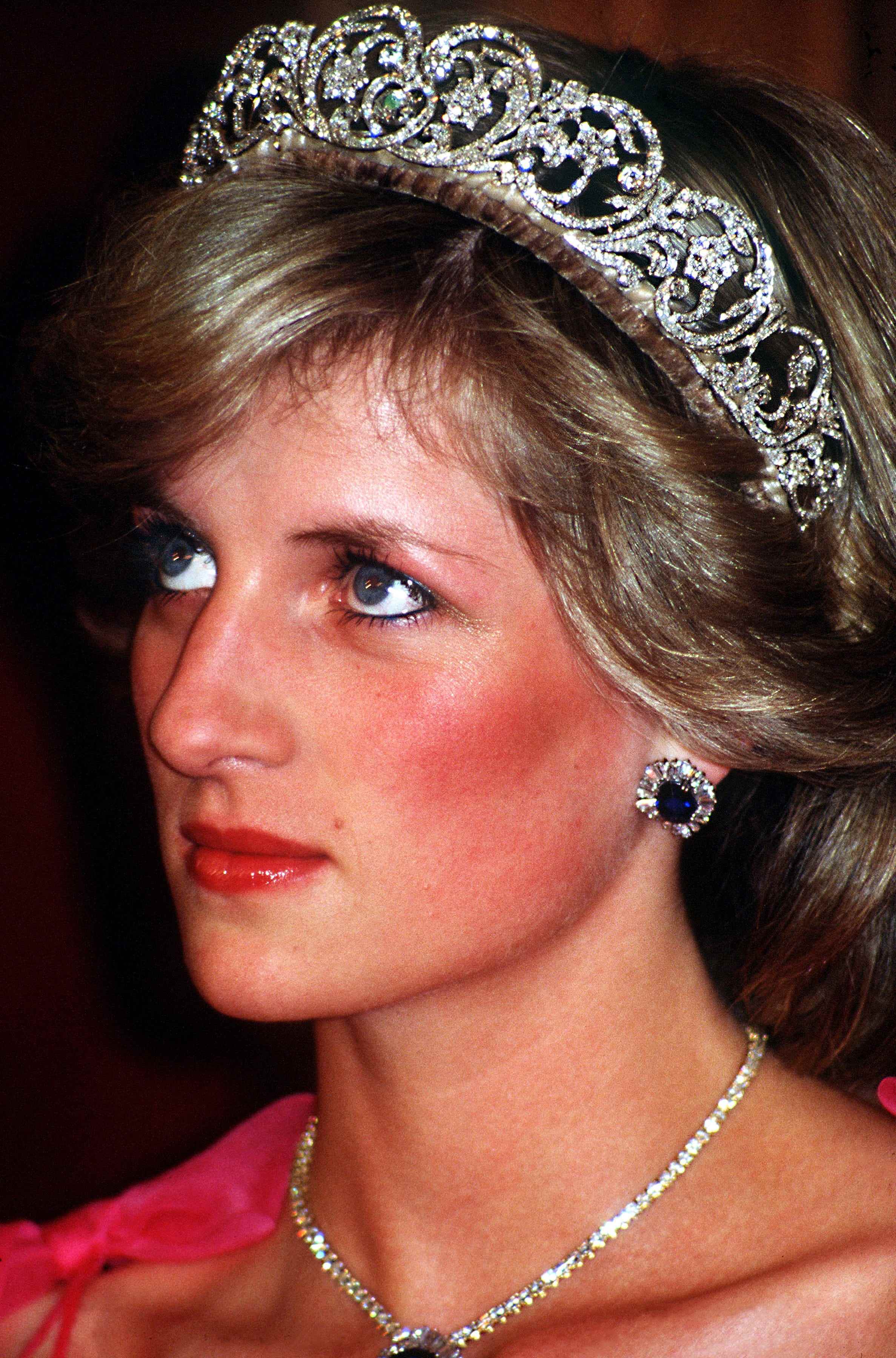 Prinzessin Diana trägt ein Diadem und blickt auf