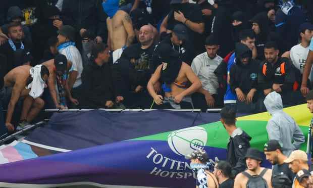 Marseille-Fans reißen während des UEFA-Champions-League-Spiels in London am 7. September ein Transparent, das Tottenham Hotspur unterstützt.