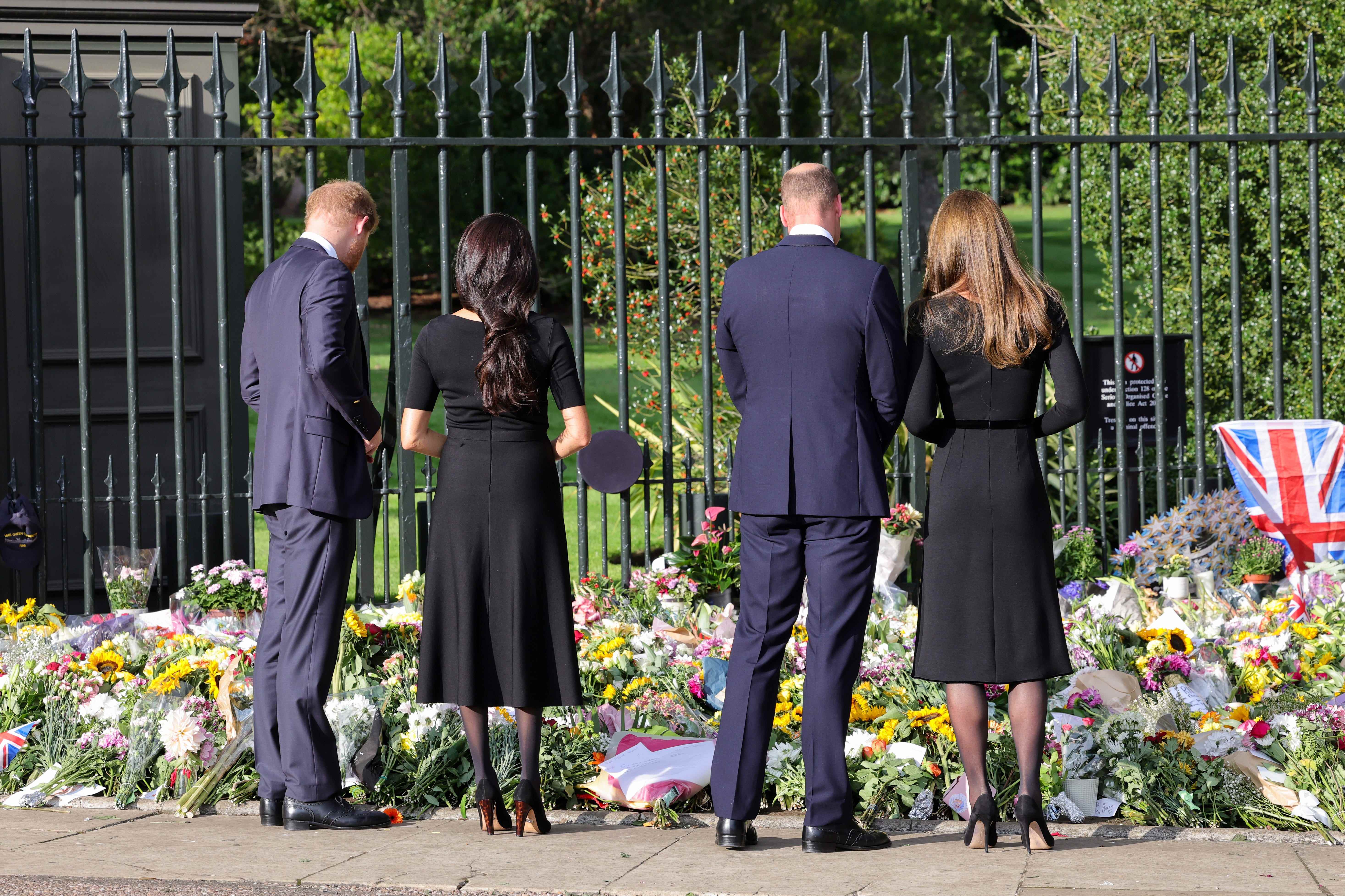 Prinz Harry, Meghan Markle, Prinz William und Kate Middleton betrachten florale Ehrungen