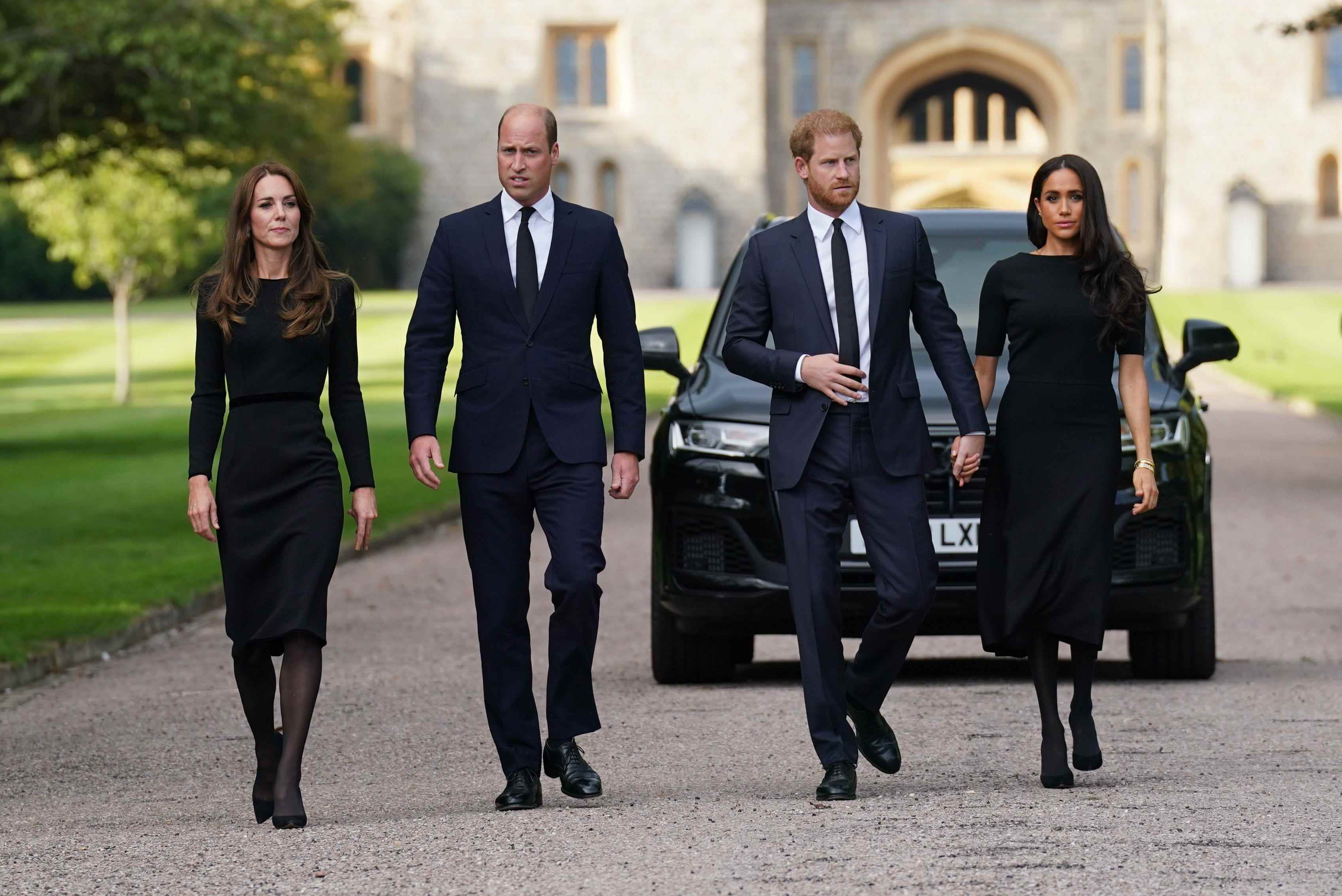 Prinz William, Prinzessin Kate, Prinz Harry und Meghan Markle bei einem Spaziergang auf Schloss Windsor