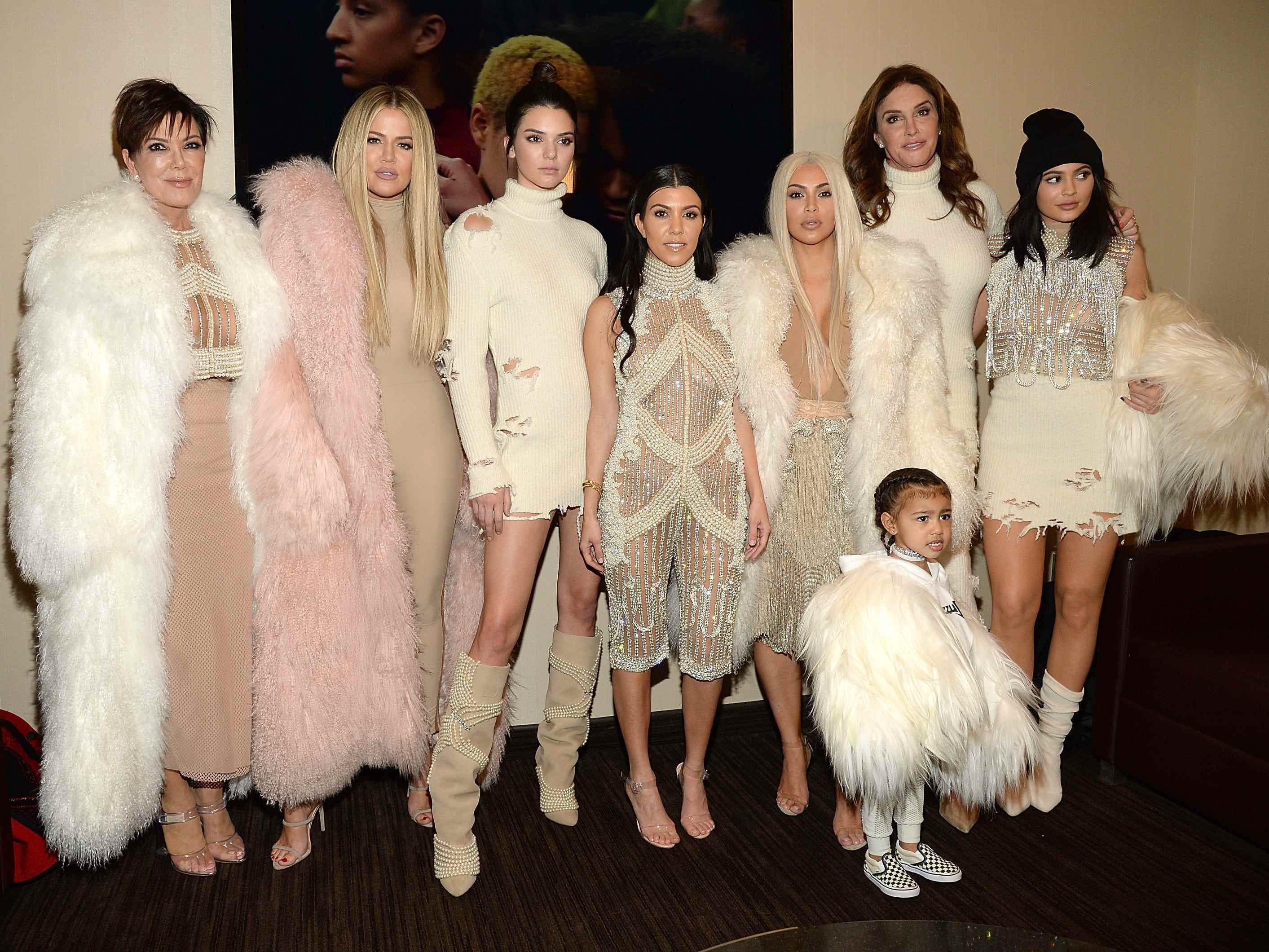 Kris Jenner, Khloe Kardashian, Kendall Jenner, Kourtney Kardashian, Kim Kardashian, Caitlyn Jenner, Kylie Jenner und North West trugen Ensembles in Weiß, Creme, Rouge und Kristall.
