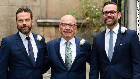Rupert Murdoch flankiert von seinen Söhnen Lachlan (links) und James (rechts) im Jahr 2016.