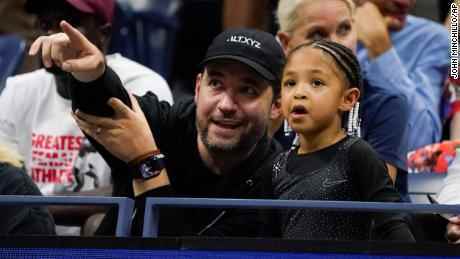 Serena Williams'  Ehemann Alexis Ohanian und Tochter Alexis Olympia Ohanian Jr. sehen ihr beim Spielen in der ersten Runde der US Open 2022 zu. 