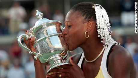 Williams küsst die Trophäe, nachdem er Martina Hingis im Finale der US Open besiegt hat. 